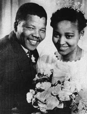 Mandela posa para foto com sua segunda mulher, Winnie Madikizela-Mandela, durante o seu casamento, em 1957, em Johanesburgo