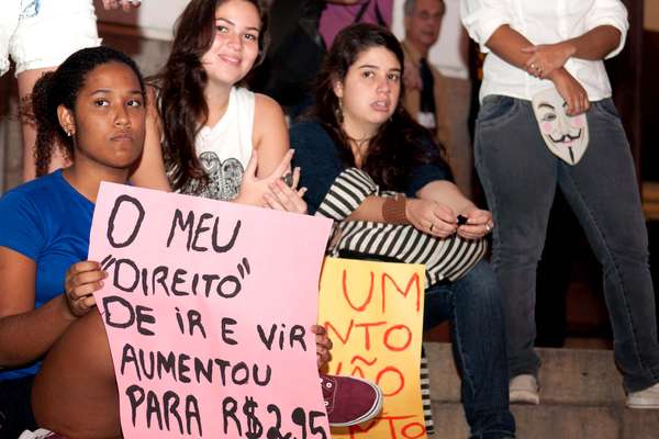 Manifestantes se reuniram nesta segunda-feira para protestar contra o aumento da passagem do transporte público no Rio de Janeiro. Segundo o Centro de Operações Rio, o grupo interditou a avenida Rio Branco, na altura da Cinelândia, por volta das 18h, e seguiram pela rua Araújo Porto Alegre