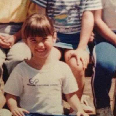Tatá Werneck nasceu na Barra da Tijuca, no Rio de Janeiro, no dia 11 de agosto de 1983. Ela já fez parte do elenco de humoristas da MTV e atualmente vive a personagem Valdirene em 'Amor à Vida'. Na imagem, Tatá em foto de infância