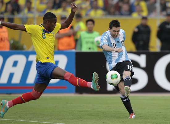 Com Messi ainda longe de sua melhor forma e jogando apenas 30 minutos, a Argentina sofreu para empatar com o Equador por 1 a 1 em Quito