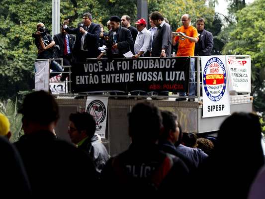 Policiais civis de São Paulo realizam uma manifestação no vão-livre do Museu de Arte de São Paulo (Masp) na tarde desta terça-feira, para pressionar o governo do Estado por aumento salarial, melhoria nas condições de trabalho e restruturação das carreiras policiais