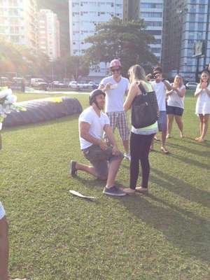 Em São Vicente, o bancário Paulo Vinícius pediu a mão da nutricionista Marcela Duarte em casamento de forma inusitada: juntou mais de 50 amigos, que realizaram um coral com a música Do Seu Lado, do grupo Jota Quest, e saltou de parapente no jardim da praia para fazer o pedido
