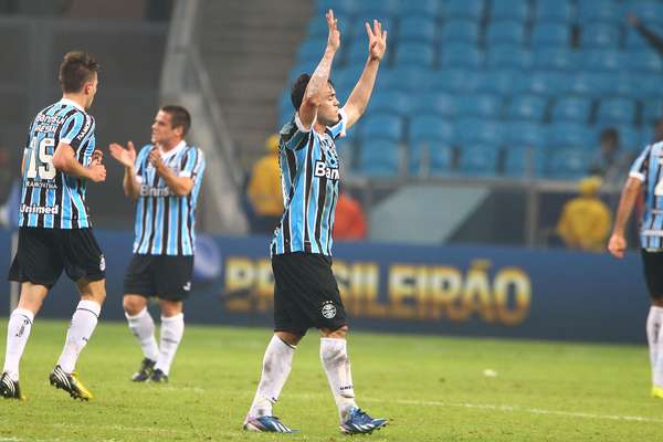 Kleber comemora depois de empatar a partida entre Grêmio e São Paulo na Arena