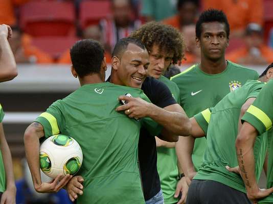 Nesta sexta-feira, a seleção brasileira entrou em campo para o último treino antes da estreia na Copa das Confederações; Cafu marcou presença