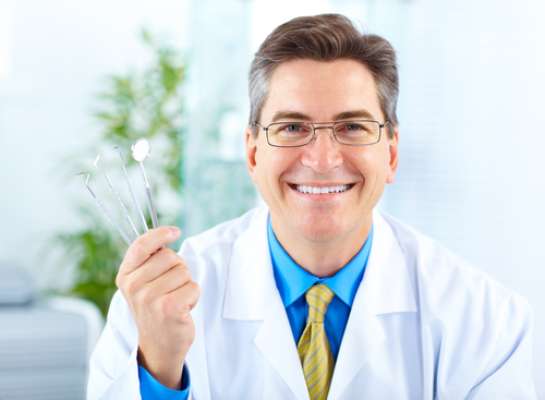 Tanto o dentista clínico quanto o especialista são capacitados a fazer diagnósticos e tratamentos. O paciente pode procurar os dois, e se for algum tratamento que o clínico não se sinta à vontade para fazer, ele faz o encaminhamento para o especialista da área