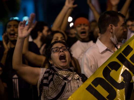 Manifestantes protestam contra reajusta do preço do ônibus no Rio de Janeiro - a passagem aumentou para R$ 2