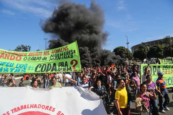Manifestantes se reuniam desde o começo da manhã, em Brasília, para protestar contra as obras para a Copa do Mundo e cobrar a construção de moradias populares