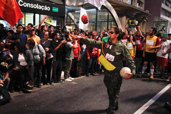 Manifestantes reclamam contra a Copa do Mundo em protesto na Avenida Paulista