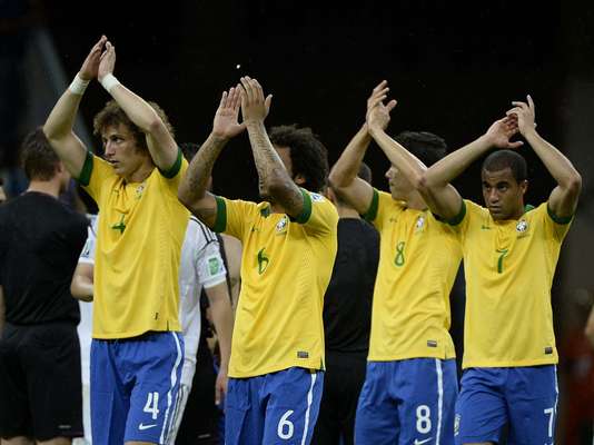 A Seleção Brasileira fez sua estreia com o pé direito na Copa das Confederações neste sábado, no Estádio Nacional Mané Garrincha, em Brasília; a equipe do Brasil venceu por 3 x 0