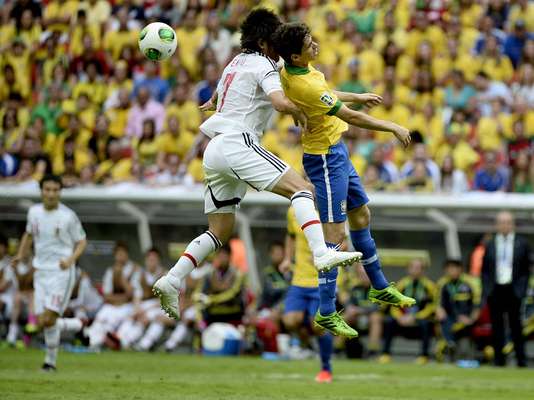 Brasil abrió la Copa Confederacionescon un golazo del delantero Neymar en la primera etapa del partido ante Japón. En la imagen, el centrocampista Oscar pelea por el balón.