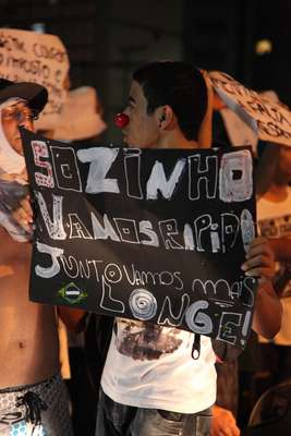 Manifestantes fecharam a avenida Ana Costa durante protesto realizado na última sexta-feira em Santos, no litoral paulista