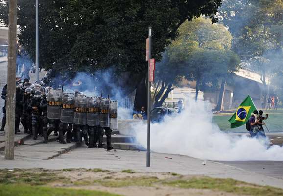 Pol&iacute;cia do Rio de Janeiro reprimiu manifesto nas imedia&ccedil;&otilde;es do Est&aacute;dio do Maracan&atilde; neste domingo. Grupo protestava contra o abuso de gastos com a realiza&ccedil;&atilde;o da Copa das Confedera&ccedil;&otilde;es e da Copa do Mundo de 2014