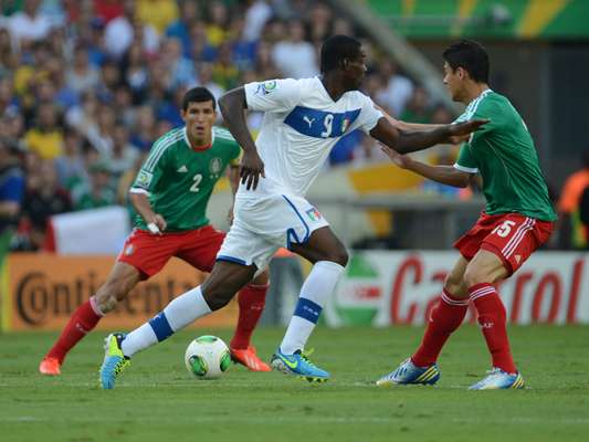 Balotelli tuvo varias ocasiones de gol en el partido.