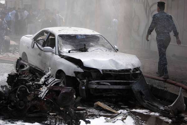 For&ccedil;as de seguran&ccedil;a iraquianas inspecionam o local em que bomba explodiu em Basra, cidade localizada 420 km a sudeste de Bagd&aacute;. Dezenas de pessoas morreram em uma s&eacute;rie de atentados, perpetrados com carros-bomba, e em um ataque armado em diferentes pontos do Iraque. No total, 11 ve&iacute;culos carregados com explosivos foram detonados em v&aacute;rias &aacute;reas do pa&iacute;s, muitas delas de maioria xiita