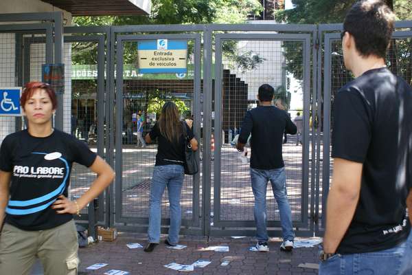 Estudantes fizeram coro pedindo para que o portão da Faculdade Fumec fosse aberto após as 14h em Belo Horizonte