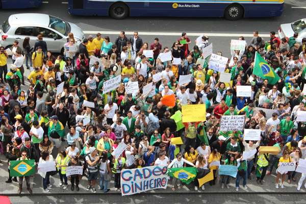 16 de junho - Um ato de apoio aos protestos no Brasil foi realizado em Dublin, na Irlanda, neste domingo