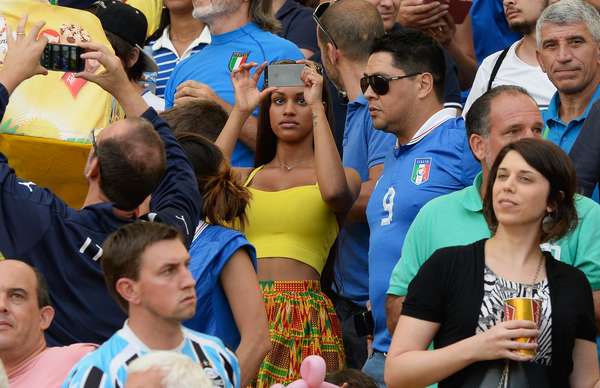 Fanny Neguesha, novia del delantero Mario Balotell, fue una de las mujeres, hijos y amigos de los jugadores de la escuadra italiana presentes en el estadio Maracná este domingo.