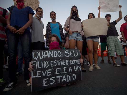 Manifestação foi realizada nas imediações do Estádio do Maracanã neste domingo, antes da partida entre México x Itália, pela Copa das Confederações. O ato sofreu forte repressão da Polícia Militar do RJ, que respondeu com bombas de efeito moral e balas de borracha
