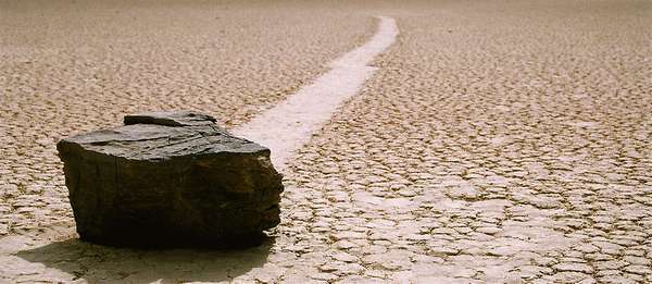 O lago seco de Racetrack Playa, na região do deserto do Mojave que é conhecida como Vale da Morte, tem um dos fenômenos geológicos mais intrigantes do planeta. Ninguém sabe como, mas pedras que podem ultrapassar 300 quilos deslizam pelo solo, deixando marcas atrás delas
