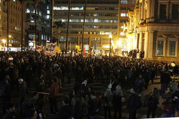 Cerca de 5 mil pessoas se reuniram no início da noite desta segunda-feira em frente à Prefeitura de Porto Alegre, no centro da cidade, dando continuidade aos protestos iniciados por conta do aumento da passagem de ônibus