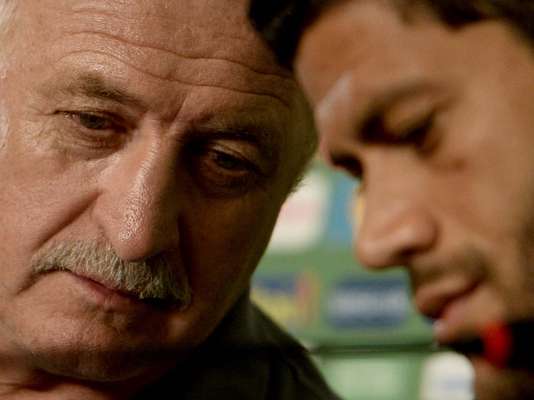 Antes do treino no Castelão para a partida de quarta-feira contra o México, o treinador Luiz Felipe Scolari concedeu entrevista ao lado do atacante Hulk