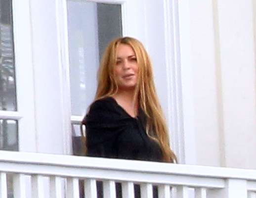 Lindsay Lohan foi fotografada na varanda de sua clínica de reabilitação, em Malibu, na Califórnia