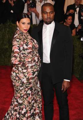 Tranquilos, muchachos: ya no veremos fotos como esta... Así se veía Kim Kardashian durante el embarazo de su primera hija. Y con Kanye West al lado. En la foto siguiente, cómo queremos verla ahora...
