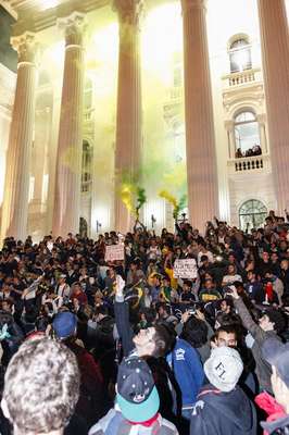 Um protesto reuniu mais de 15 mil pessoas nesta segunda-feira nas ruas de Curitiba, no Paraná