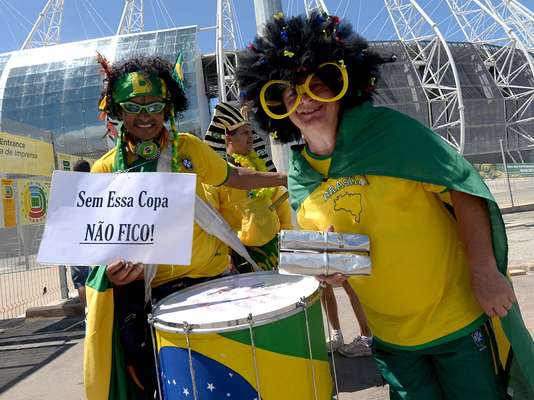 Torcedores do Brasil chegaram empolgados à Arena Castelão, nesta quarta-feira (19), para o jogo entre Brasil X México, válido pela primeira fase da Copa das Confederações. Inicialmente marcada para as 13h, a permissão de portões abertos ocorreu às 13h15, devido aos protestos que acontecem nos arredores do estádio