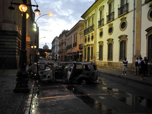 Carro incendiado próximo à Alerj