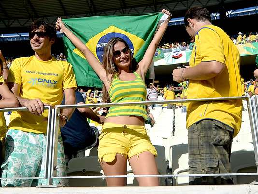 Torcedores brasileiros se empolgaram na Arena Castelão, nesta quarta-feira (19), no jogo entre Brasil X México. A Seleção Brasileira venceu por 2 x 0. Nas arquibancadas, destacaram-se roupas criativas, acessórios e pinturas no rosto. Cartazes de protesto contra o governo também não faltaram nas arquibancadas, com reivindicações por mais investimentos em setores como educação e segurança
