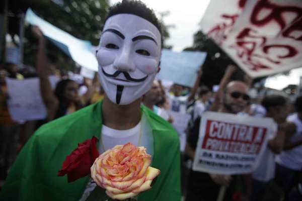 Manifestante participa de protesto em Salvador usando máscara inspirada no soldado britânico Guy Fawkes que ficou conhecida após o filme V de Vingança. A capital baiana teve um novo protesto por mudanças sociais nesta quinta-feira.