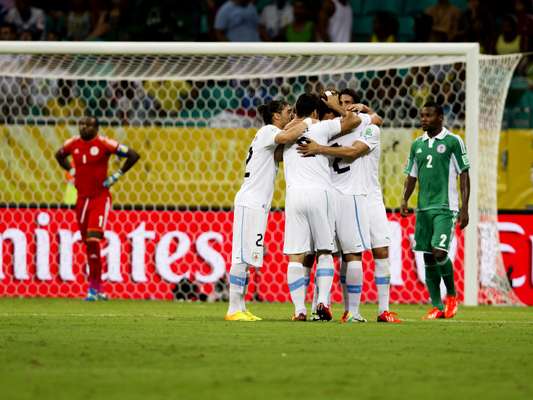 O Uruguai se recuperou da derrota para a Espanha na estreia e, nesta quinta-feira, superou a Nigéria por 2 a 1, na Fonte Nova. O resultado deixou a equipe sul-americana perto da vaga para a semifinal da Copa das Confederações