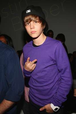 Nascido em 1994, Justin Bieber brincava de imitar seus ídolos e postava vídeos amadores no Youtube. Apesar disso, sonhava em ser jogador de hóquei ou arquiteto, mas acabou se transformando e um dos nomes da música pop atual