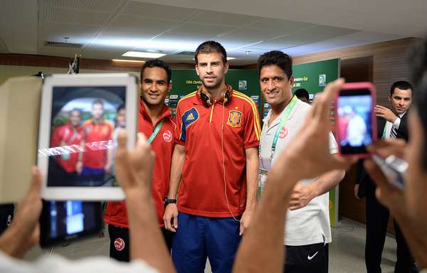 A goleada por 10 a 0 sofrida nesta quinta-feira no Maracanã não impediu que os jogadores do Taiti saíssem cabisbaixo do estádio. Depois da partida, os integrantes da seleção da Oceania tietaram alguns dos principais atletas da Espanha