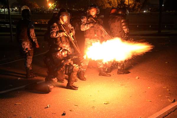 Rio de Janeiro - Tropa de choque atua durante os confrontos no centro do Rio de Janeiro