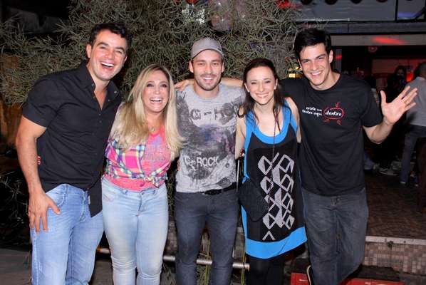 O elenco de Amor à Vida se reuniu em uma festa junina realizada no Pagode do Galo, no Rio de Janeiro, na noite da última quinta-feira (20). Na foto, Anderson di Rizi, Susana Vieira, Rodrigo Andrade, Paula Braun e Mateus Solano