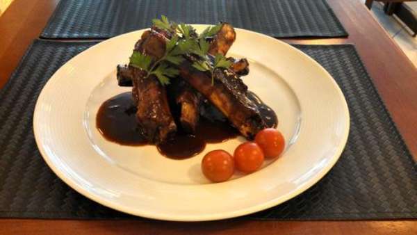 Jô Buffet e Restaurante: costelinha suína ao molho barbecue