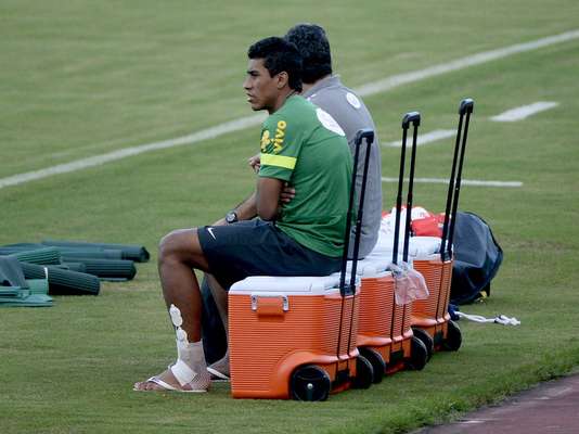 Com a ausência de Paulinho, confirmada minutos antes do início da atividade desta sexta-feira, o técnico Luiz Felipe Scolari treinou com apenas uma novidade na equipe titular