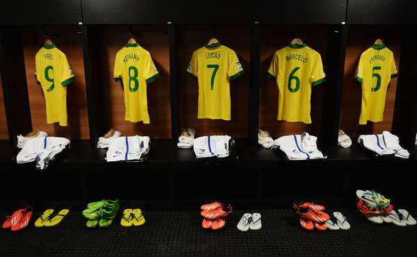 Itália e Brasil se enfrentarão neste sábado na Arena Fonte Nova, em Salvador, com uma combinação diferente de uniformes. Por conta do "padrão Fifa", as equipes não poderão ter peças da mesma cor que o rival