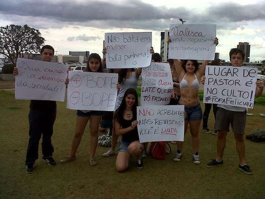Projetos da "cura gay" e do Estatuto do Nascituro foram alvos de protesto de grupo na Marcha das Vadias de Brasília