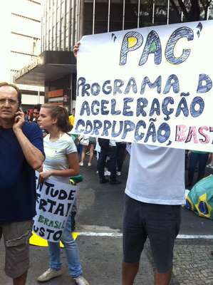 22 de junho - Manifestantes fazem protesto em Belo Horizonte neste sábado e seguem em passeata rumo ao Mineirão