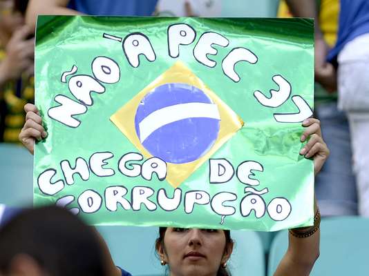 A torcida brasileira marca presença na Arena Fonte Nova, em Salvador, para o jogo entre Brasil e Itália neste sábado