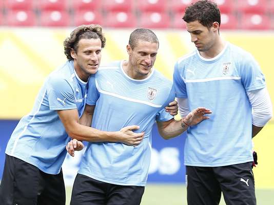 Apesar de enfrentarem alguns contratempos, a seleção do Uruguai treinou neste sábado na Arena Pernambuco, no Recife