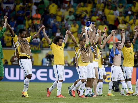 Com direito a sobressaltos na defesa e alguma dificuldade ofensiva no primeiro tempo, a Seleção Brasileira cumpriu seu papel em Salvador na tarde deste sábado na Arena Fonte Nova. Venceu a Itália por 4 a 2 e assegurou a liderança do Grupo A