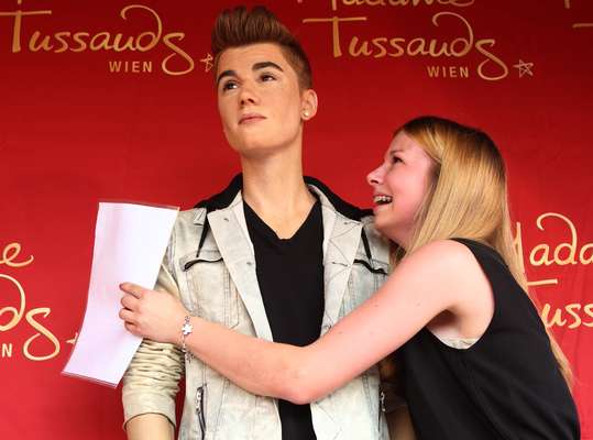 Fãs comemoraram nesta sexta-feira (21) a inauguração de uma estátua do cantor Justin Bieber no Museu de Cera de Viena, na Áustria