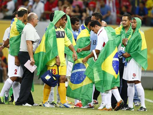 Mesmo após sair derrotada por 0 a 8 na partida contra o Uruguai, a seleção do Taiti protagonizou um espetáculo ao término do duelo, neste domingo (23), na Arena Pernambuco