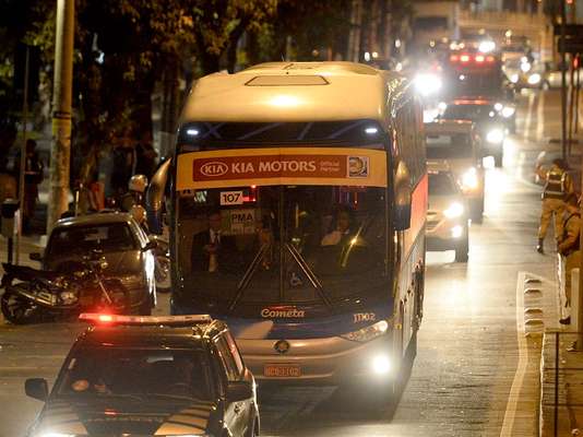 Belo Horizonte se notabilizou nos últimos dias por ser uma das cidades brasileiras com mais protestos muitos deles com violência e contra os gastos na organização da Copa do Mundo. Em meio a esse clima conturbado, a Seleção Brasileira desembarcou na cidade e chegou ao Hotel Ouro Minas, às 19h30 deste domingo