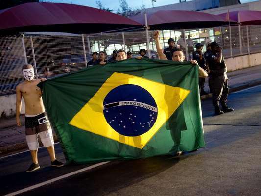 20 de junho Manifestantes vão às ruas do Rio de Janeiro em protesto por várias questões sociais, entre elas a reforma política e mais investimentos em saúde e educação