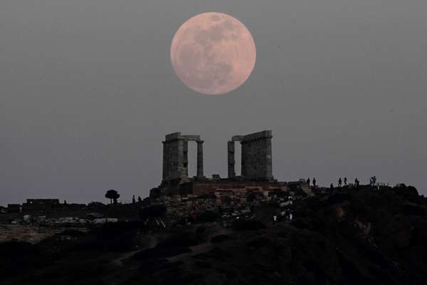 Lua é vista sobre o Templo de Poseidon, em Atenas, na Grécia. O fenômeno acontece neste final de semana, quando a Lua fica mais perto da Terra